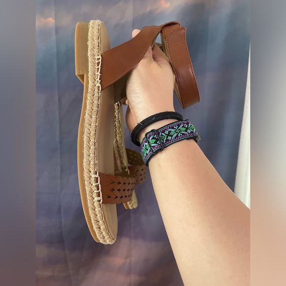 NATURALIZER brown and tan sandals Sz 7.5 - Picture 3 of 5